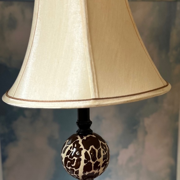 Other - Vintage style giraffe pattern bubble lamp